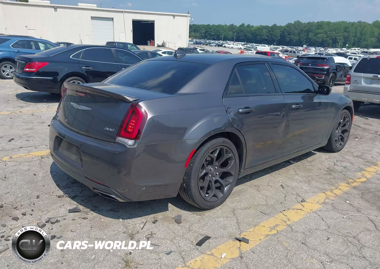 2019 Chrysler 300 Touring VIN:2C3CCAAG1KH746109 - 4