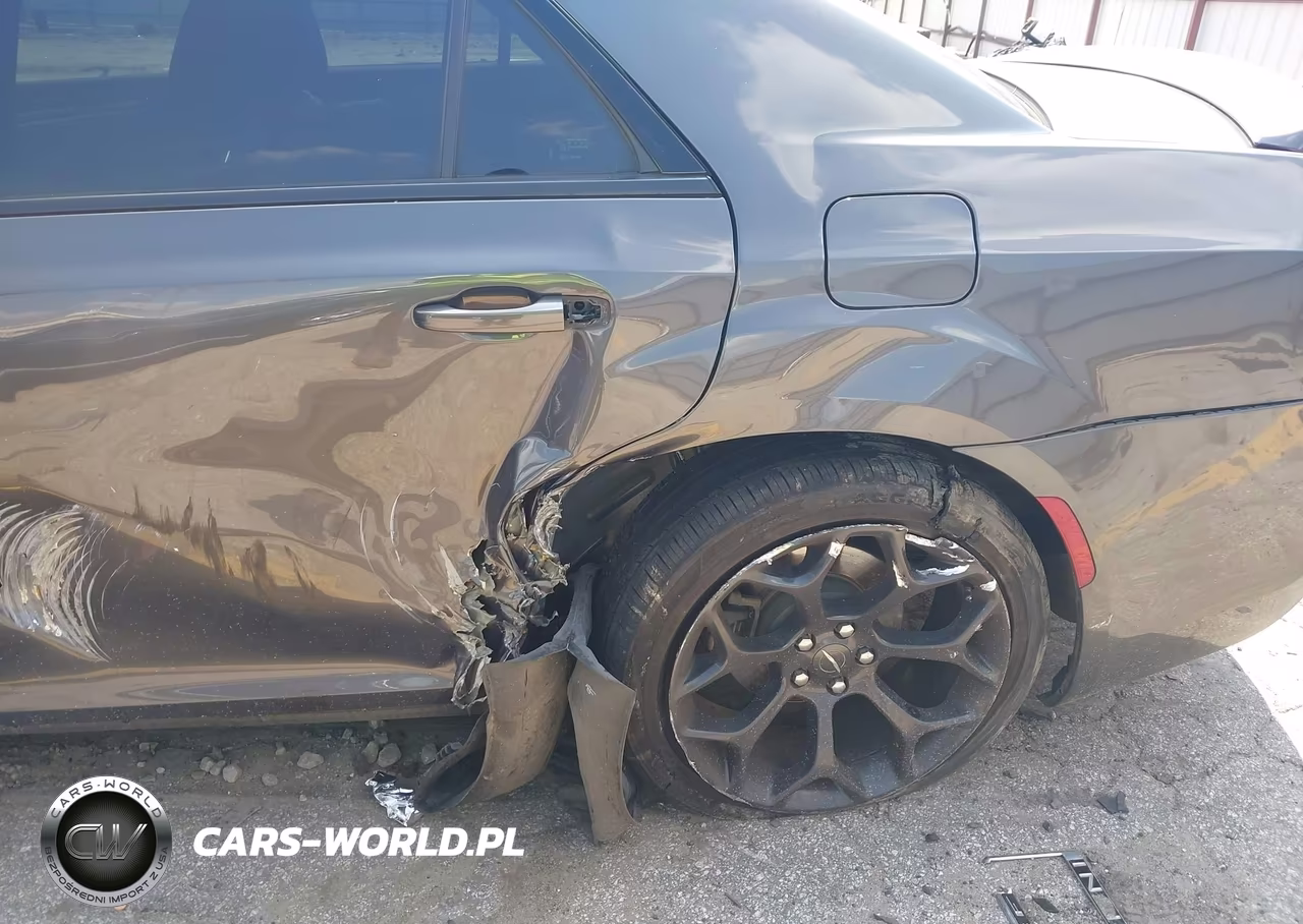 2019 Chrysler 300 Touring VIN:2C3CCAAG1KH746109 - 6