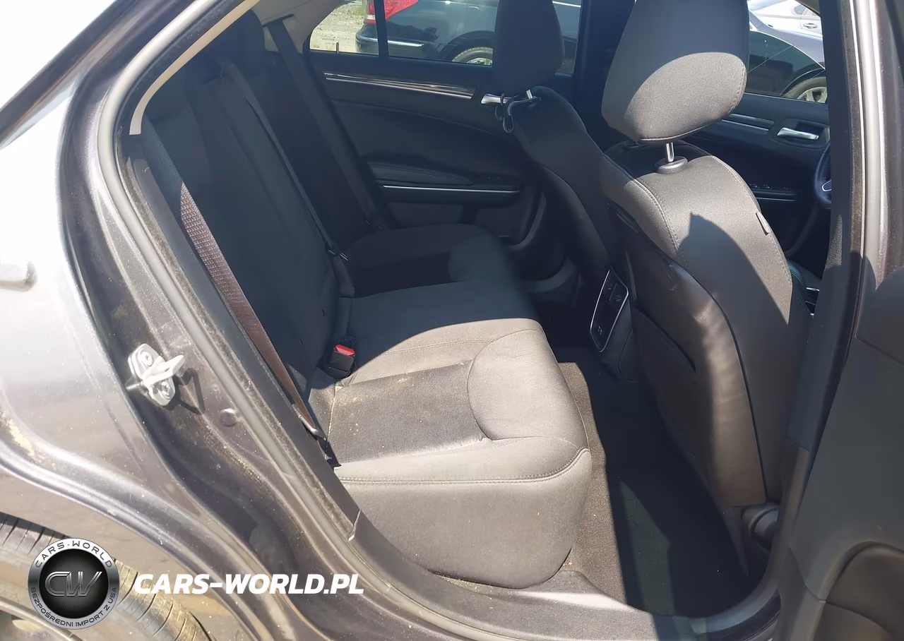 2019 Chrysler 300 Touring VIN:2C3CCAAG1KH746109 - 8