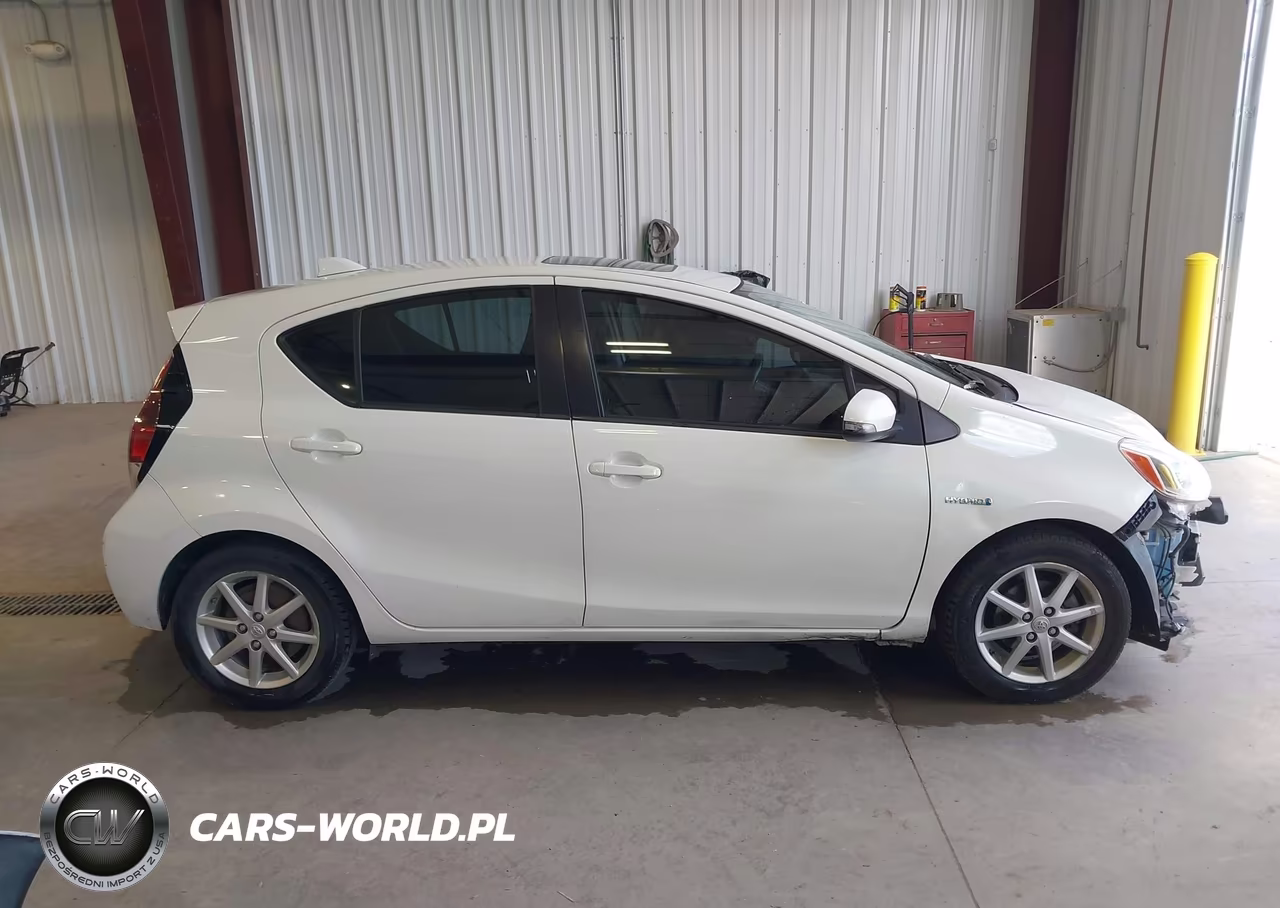 2015 Toyota Prius C Four VIN:JTDKDTB39F1111543 - 11
