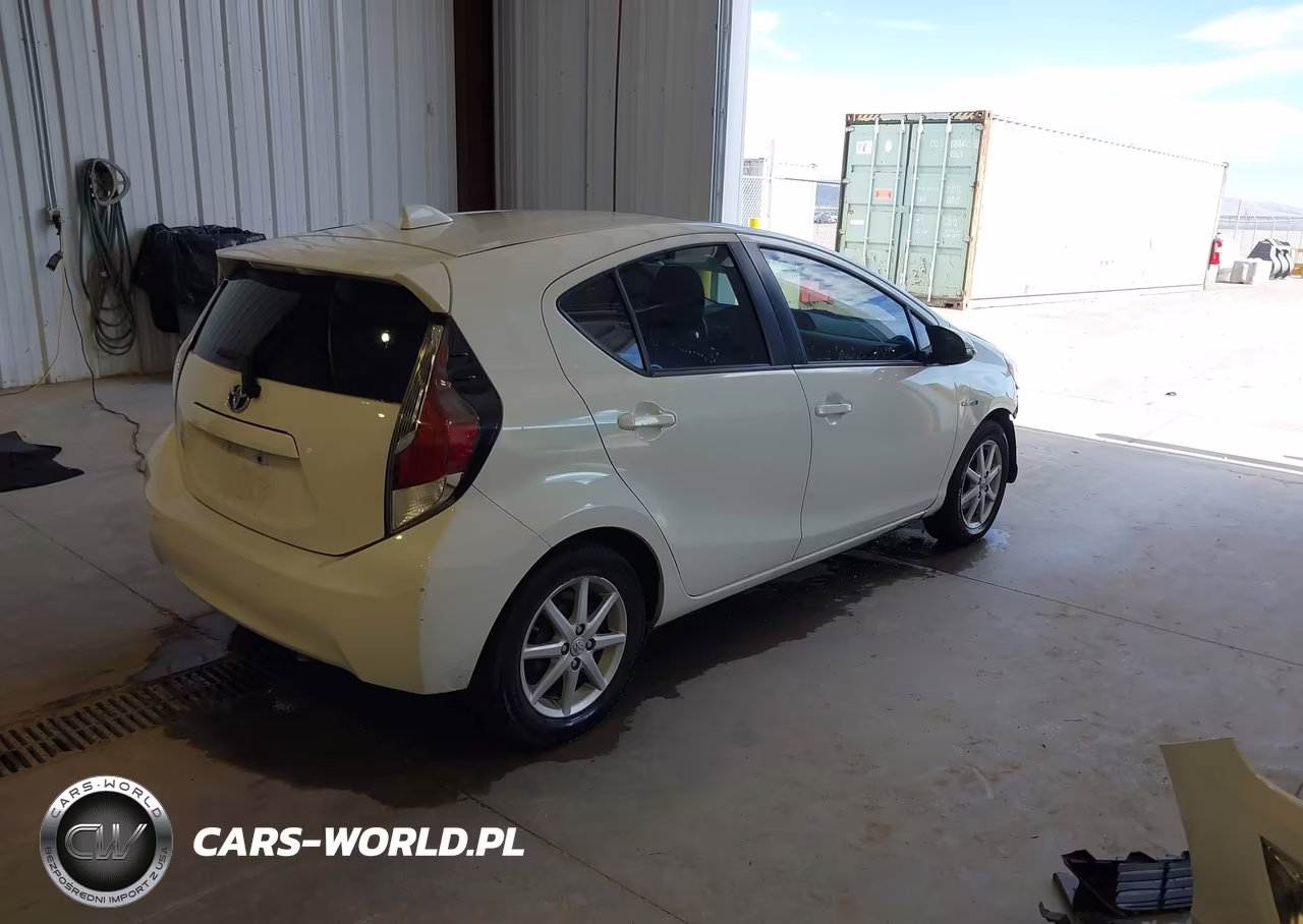 2015 Toyota Prius C Four VIN:JTDKDTB39F1111543 - 4