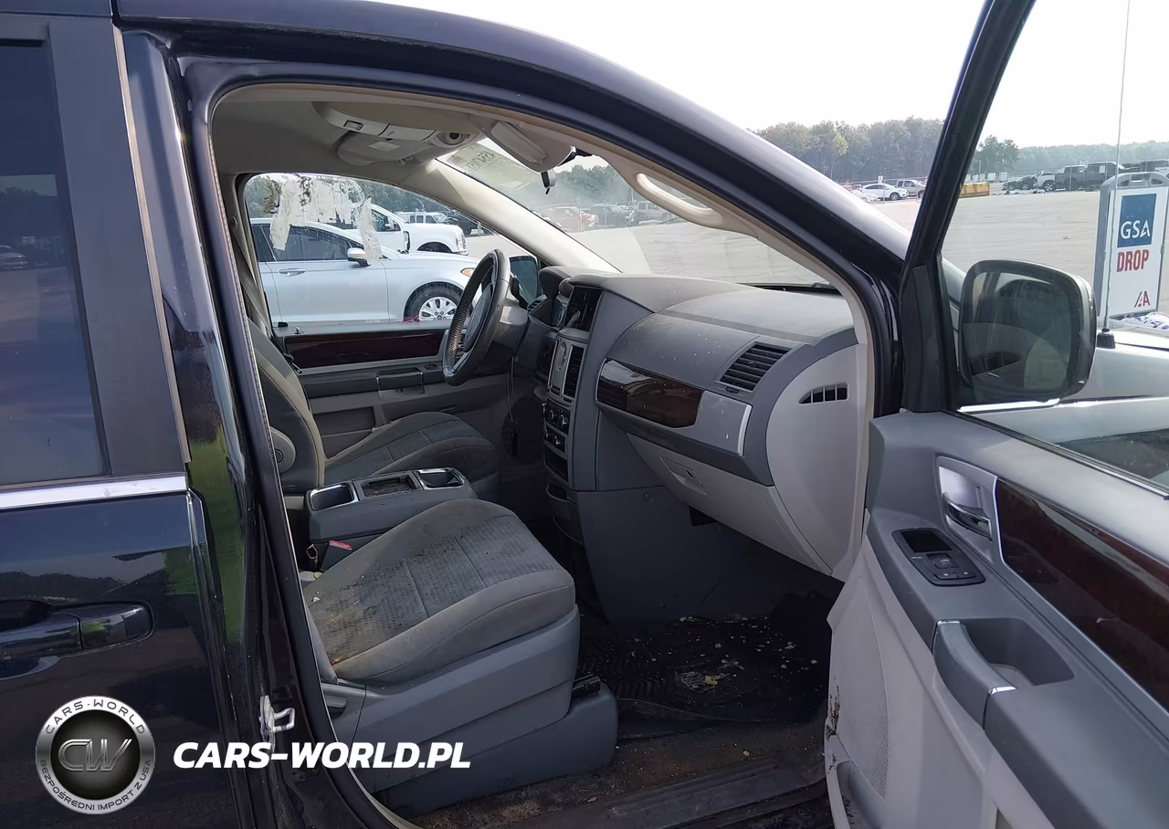 2010 Chrysler Town & Country Touring VIN:2A4RR5D11AR300936 - 5