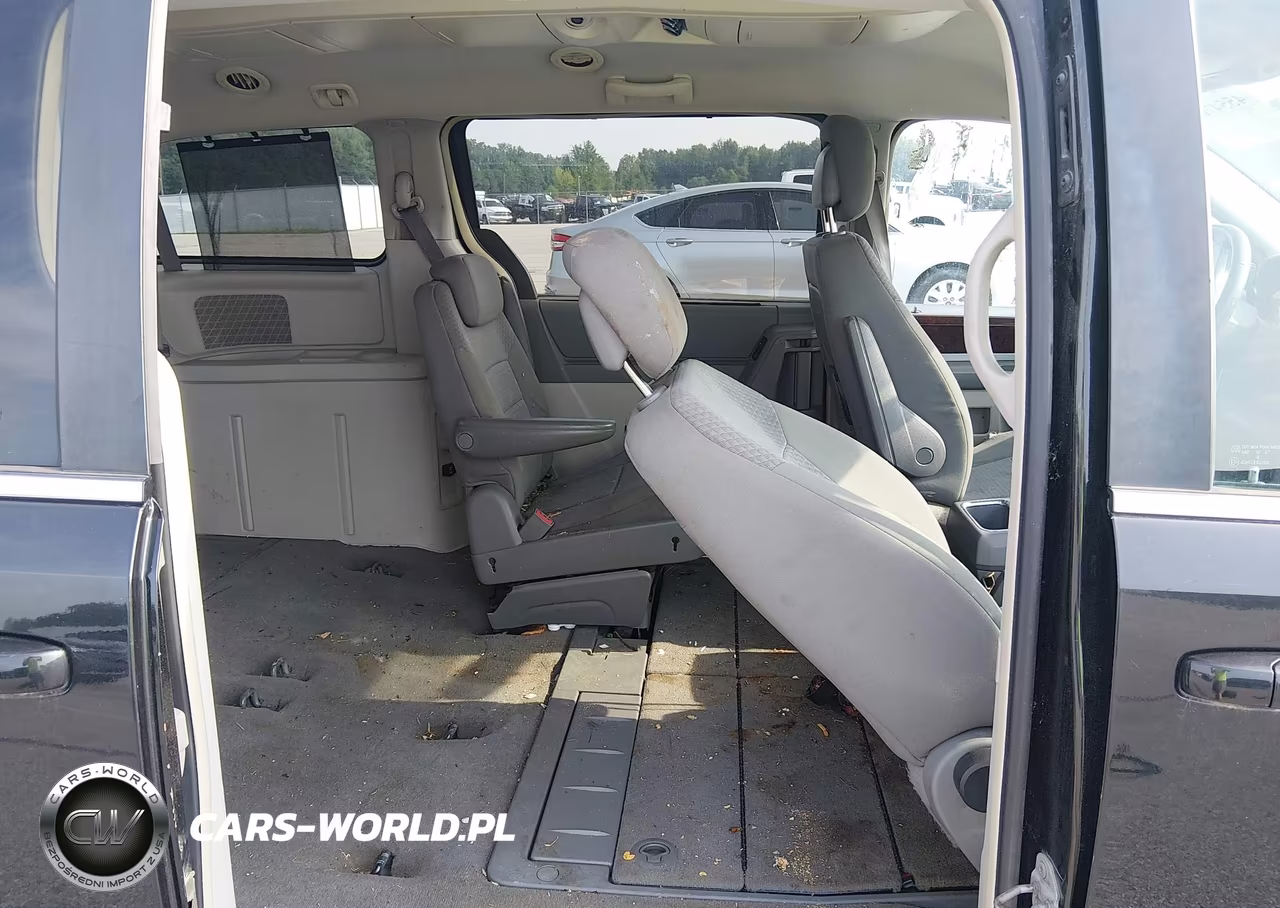 2010 Chrysler Town & Country Touring VIN:2A4RR5D11AR300936 - 8