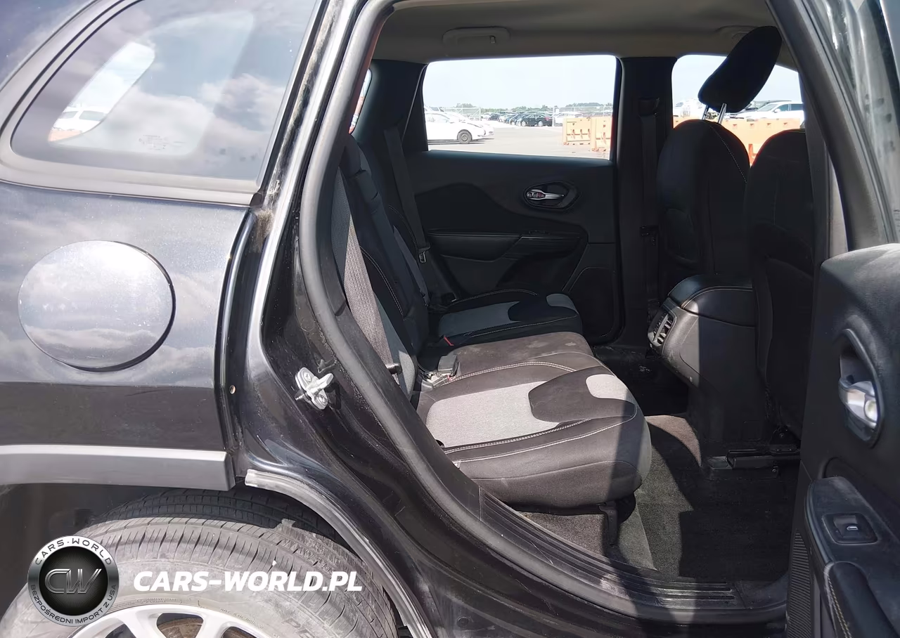 2015 Jeep Cherokee Sport VIN:1C4PJLAB0FW643743 - 8