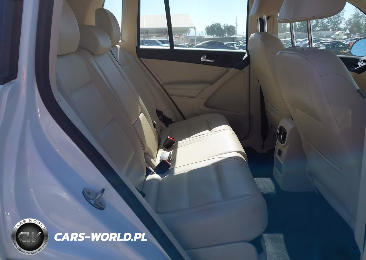 2016 Volkswagen Tiguan S VIN:WVGAV7AX4GW601666 - 8