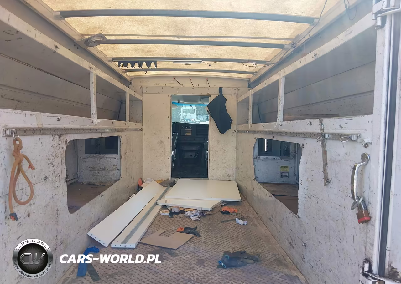 2011 Chevrolet Express Cutaway Work Van VIN:1GB0G2CGXB1145676 - 6