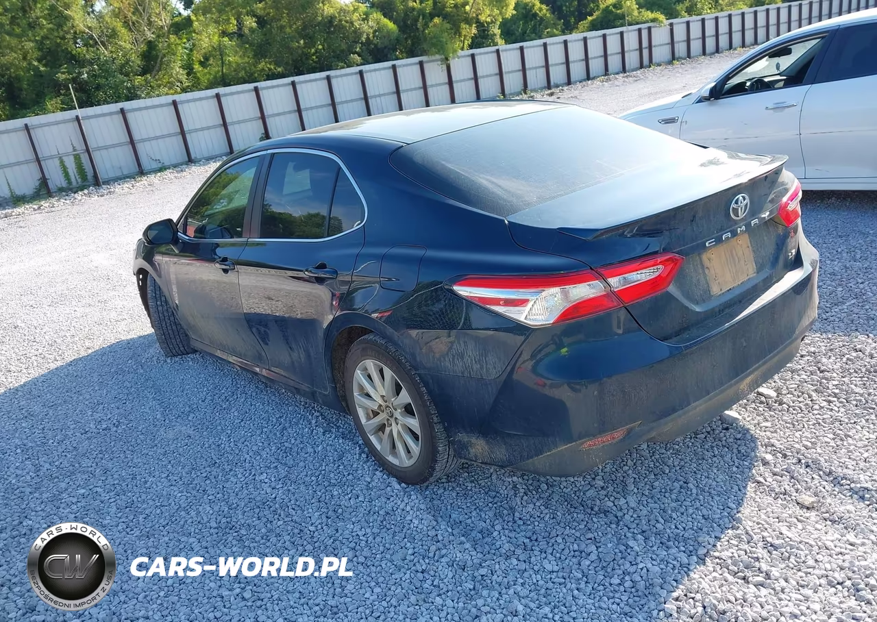 2018 Toyota Camry Le VIN:4T1B11HK7JU632565 - 3