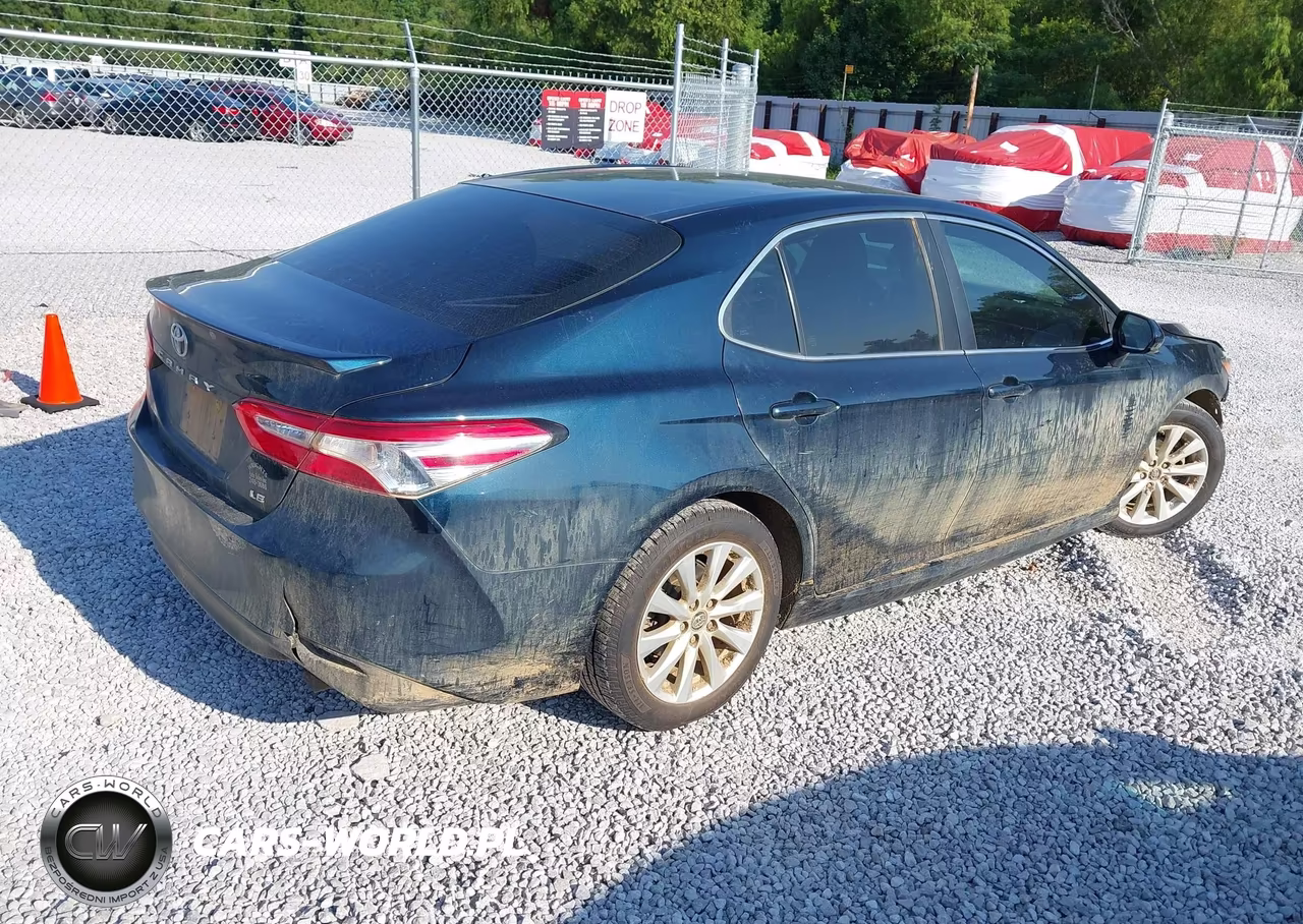 2018 Toyota Camry Le VIN:4T1B11HK7JU632565 - 4