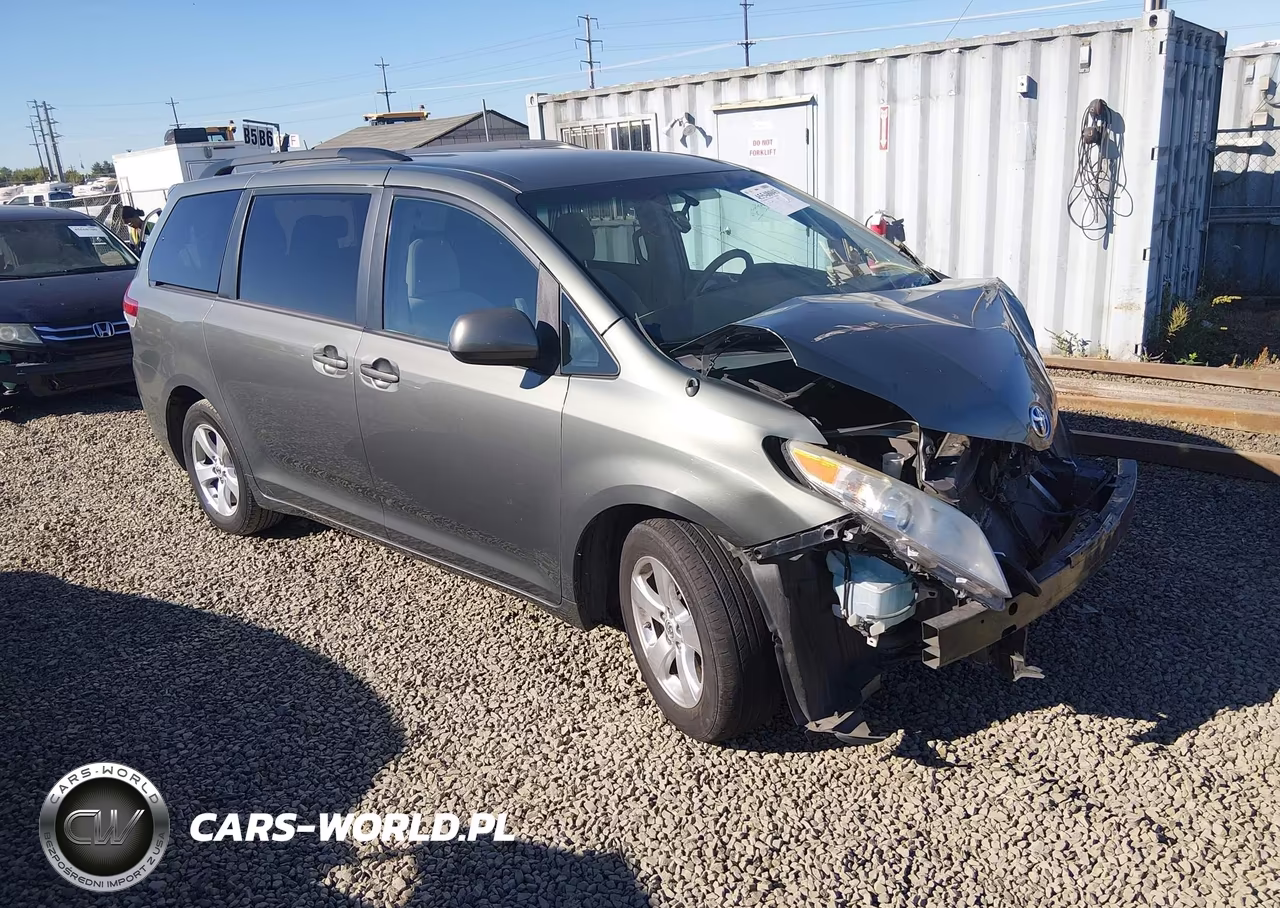 2014 Toyota Sienna Le – zdjęcie 1 z 17