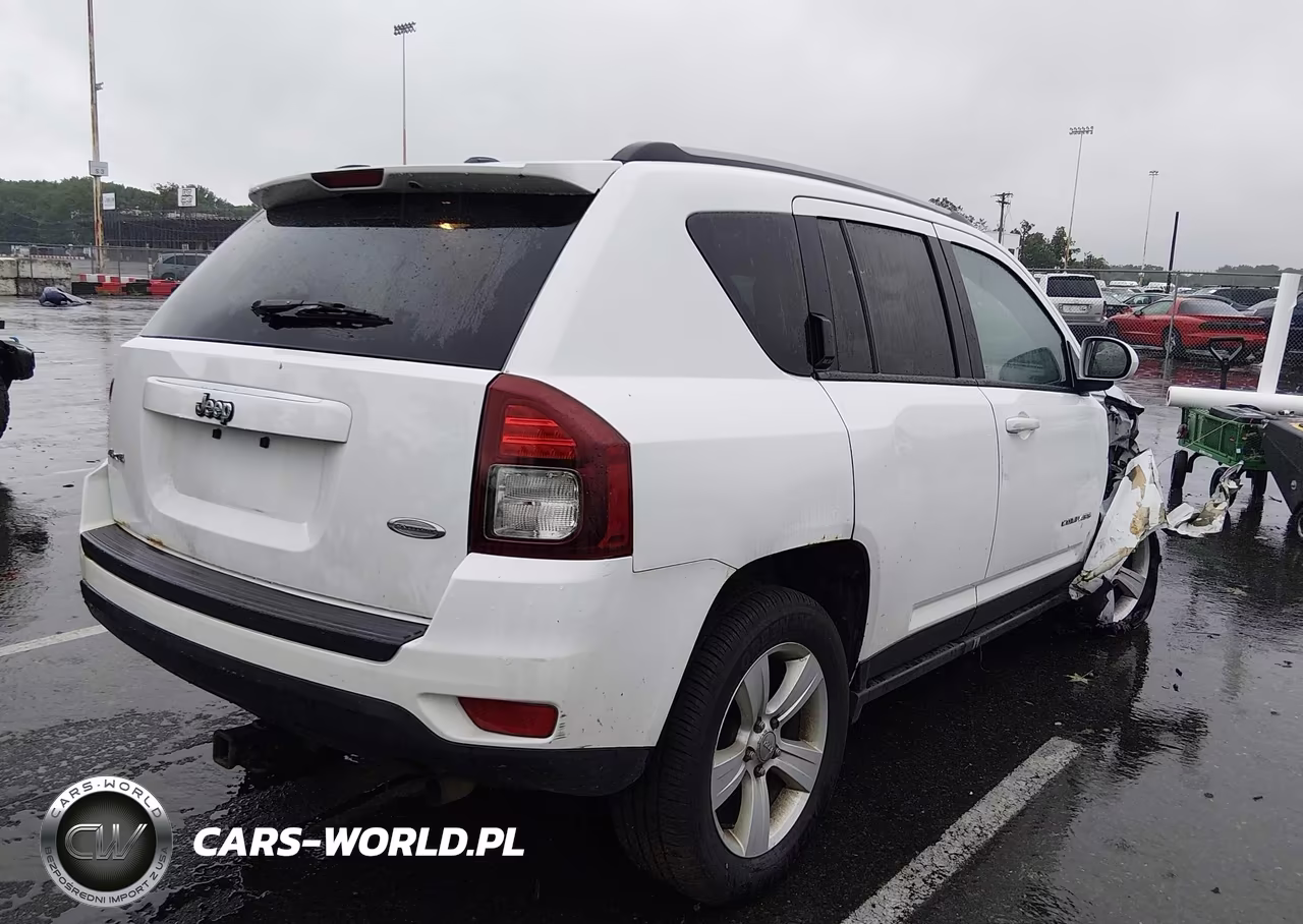 2015 Jeep Compass Latitude VIN:1C4NJDEB4FD323635 - 4