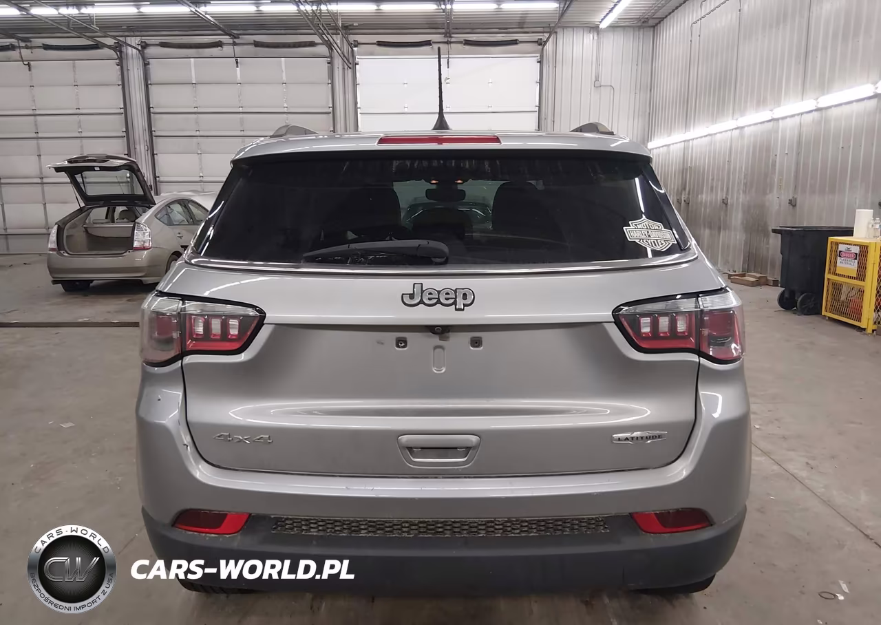 2018 Jeep Compass Latitude 4X4 VIN:3C4NJDBBXJT134981 - 17