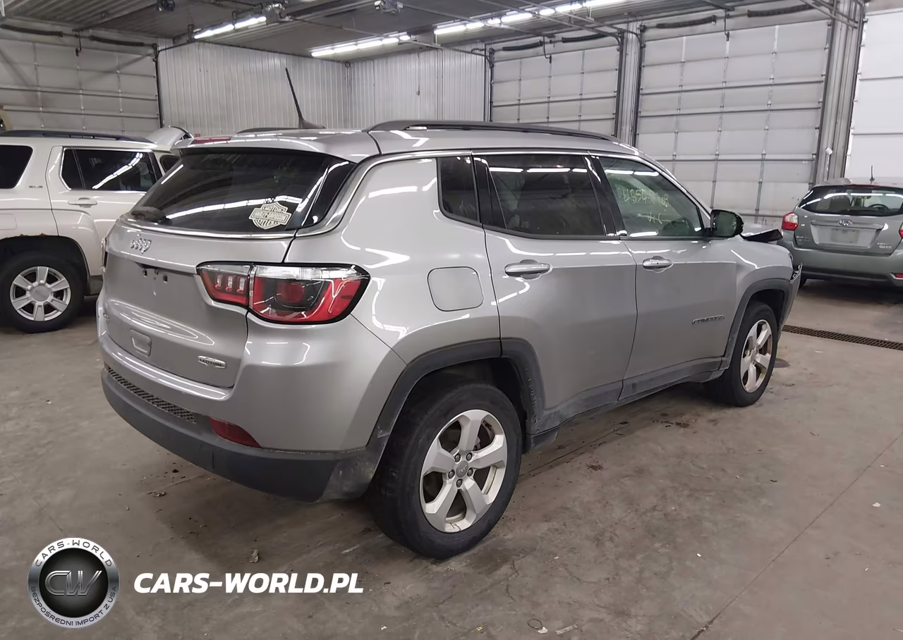 2018 Jeep Compass Latitude 4X4 VIN:3C4NJDBBXJT134981 - 4