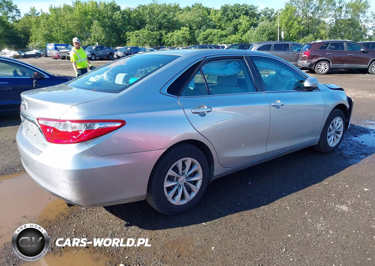 2015 Toyota Camry Le VIN:4T4BF1FKXFR469444 - 4