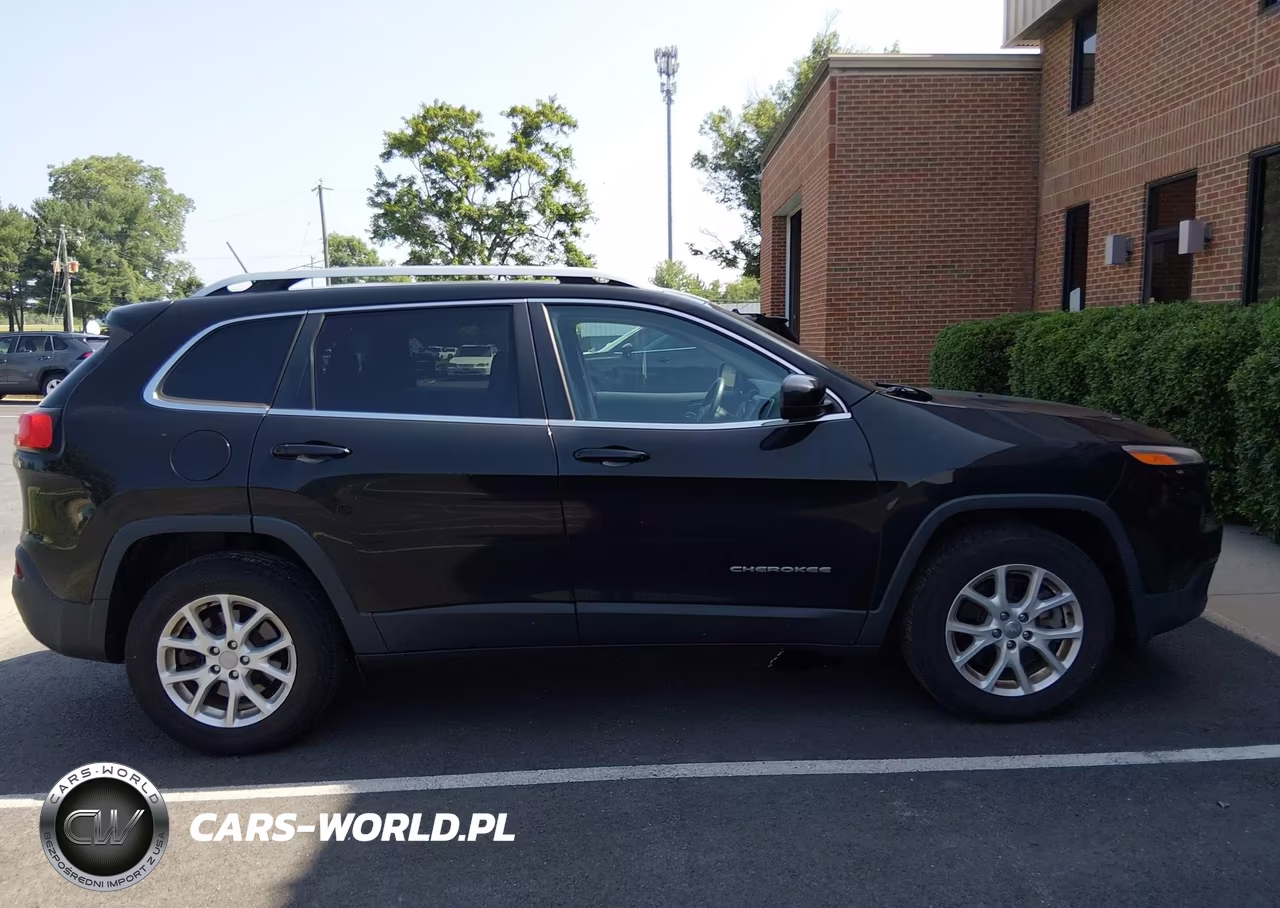 2018 Jeep Cherokee Latitude 4X4 VIN:1C4PJMCB5JD528420 - 17