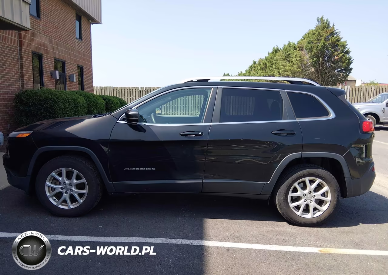 2018 Jeep Cherokee Latitude 4X4 VIN:1C4PJMCB5JD528420 - 18