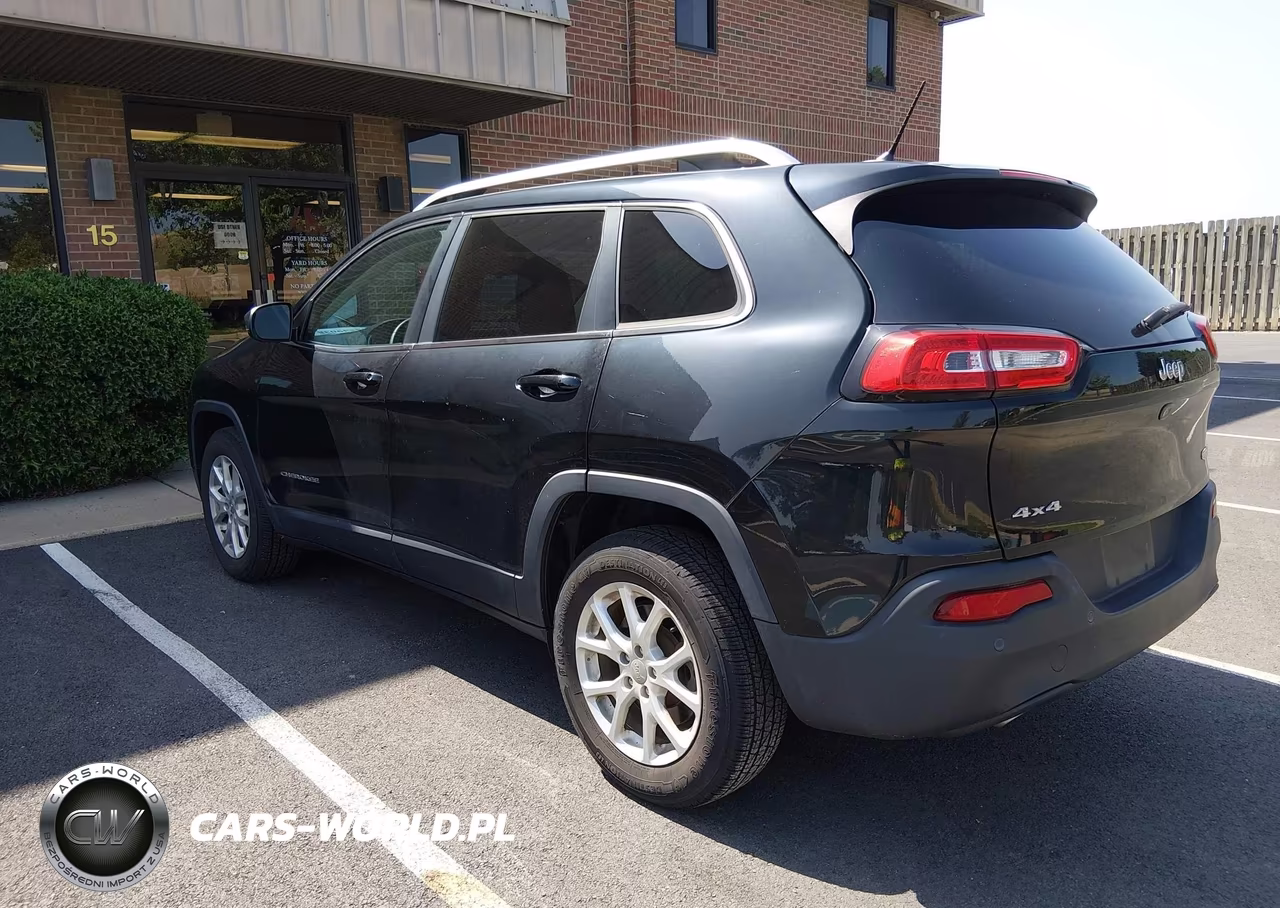 2018 Jeep Cherokee Latitude 4X4 VIN:1C4PJMCB5JD528420 - 3