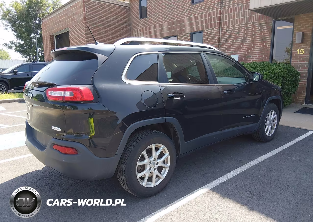 2018 Jeep Cherokee Latitude 4X4 VIN:1C4PJMCB5JD528420 - 4
