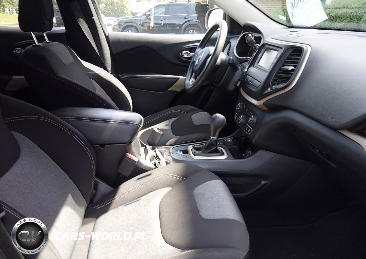 2018 Jeep Cherokee Latitude 4X4 VIN:1C4PJMCB5JD528420 - 5