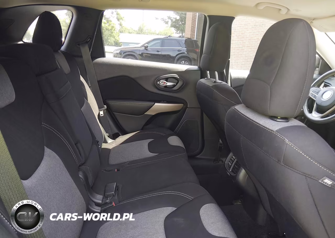 2018 Jeep Cherokee Latitude 4X4 VIN:1C4PJMCB5JD528420 - 8