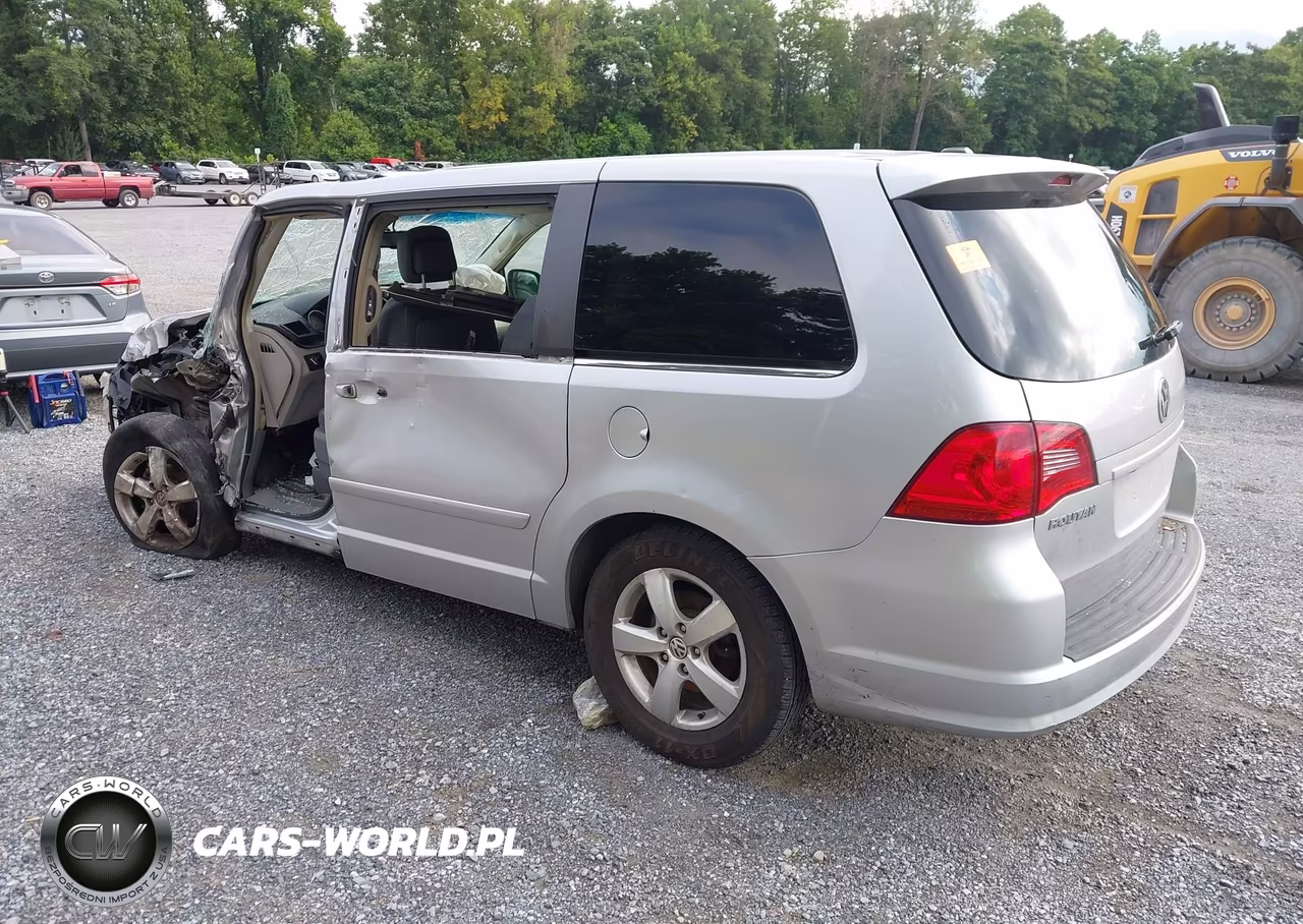 2010 Volkswagen Routan Se VIN:2V4RW3D10AR281854 - 3