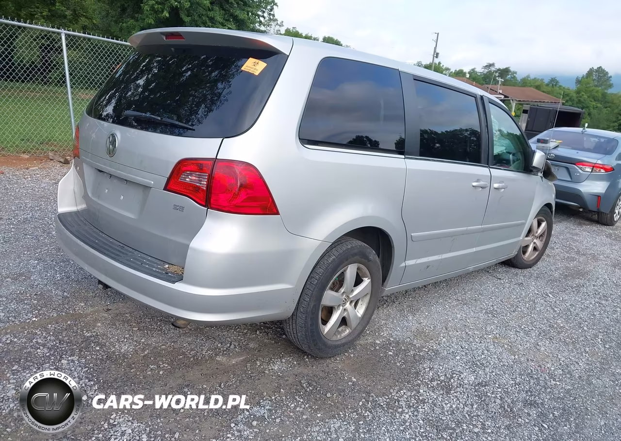2010 Volkswagen Routan Se VIN:2V4RW3D10AR281854 - 4
