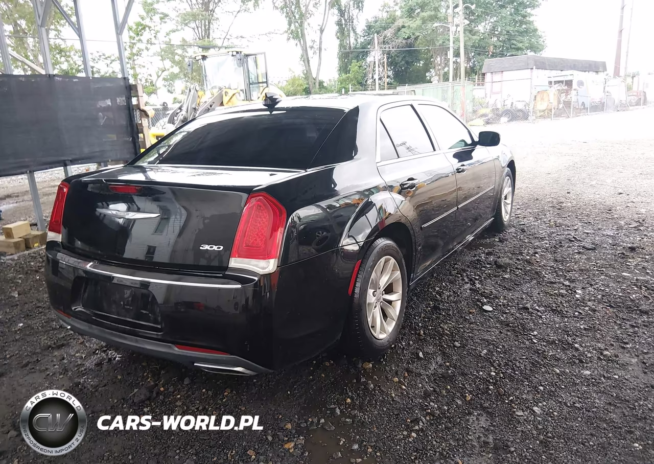 2015 Chrysler 300 Limited VIN:2C3CCAAG4FH904299 - 4