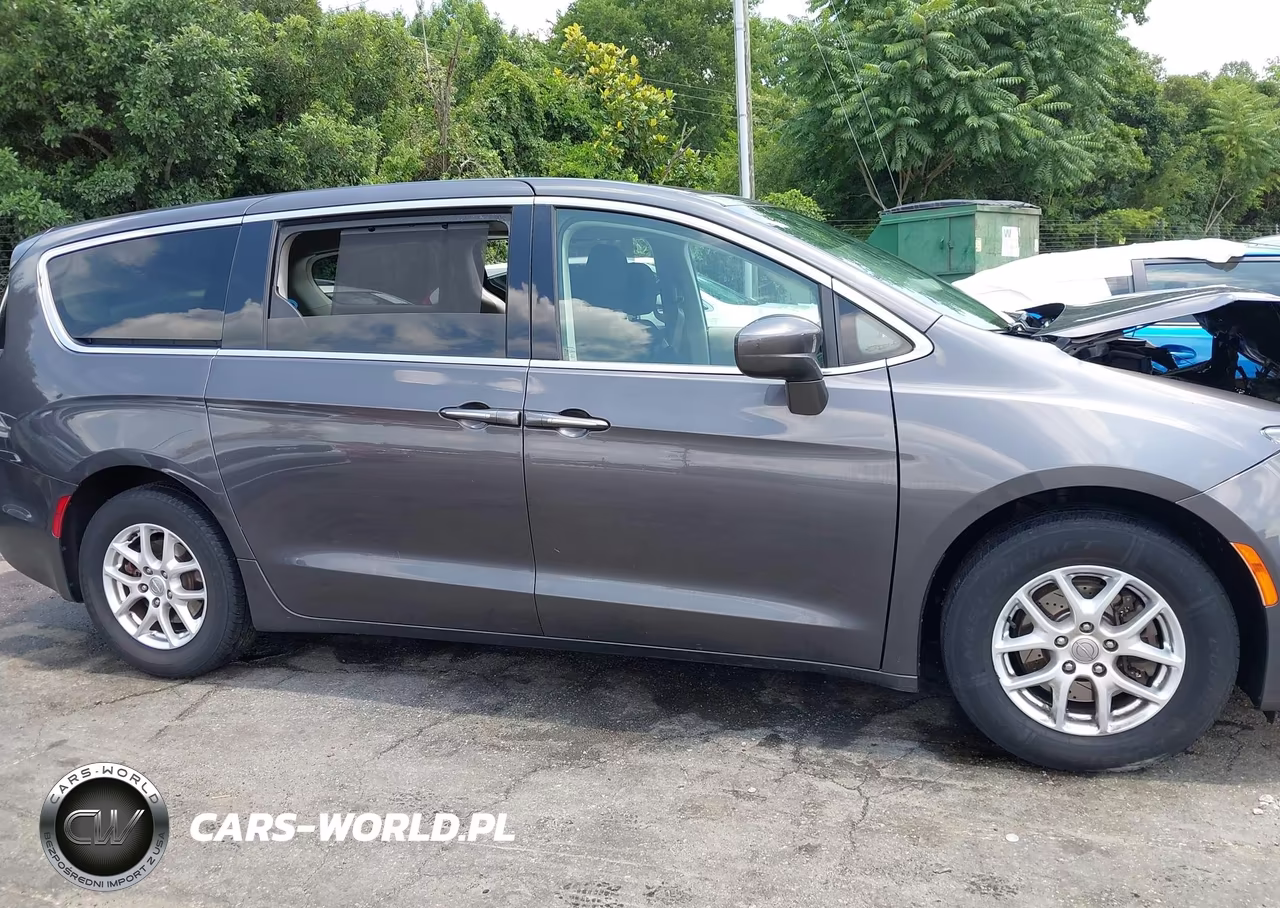 2020 Chrysler Pacifica Touring VIN:2C4RC1FG5LR158367 - 13