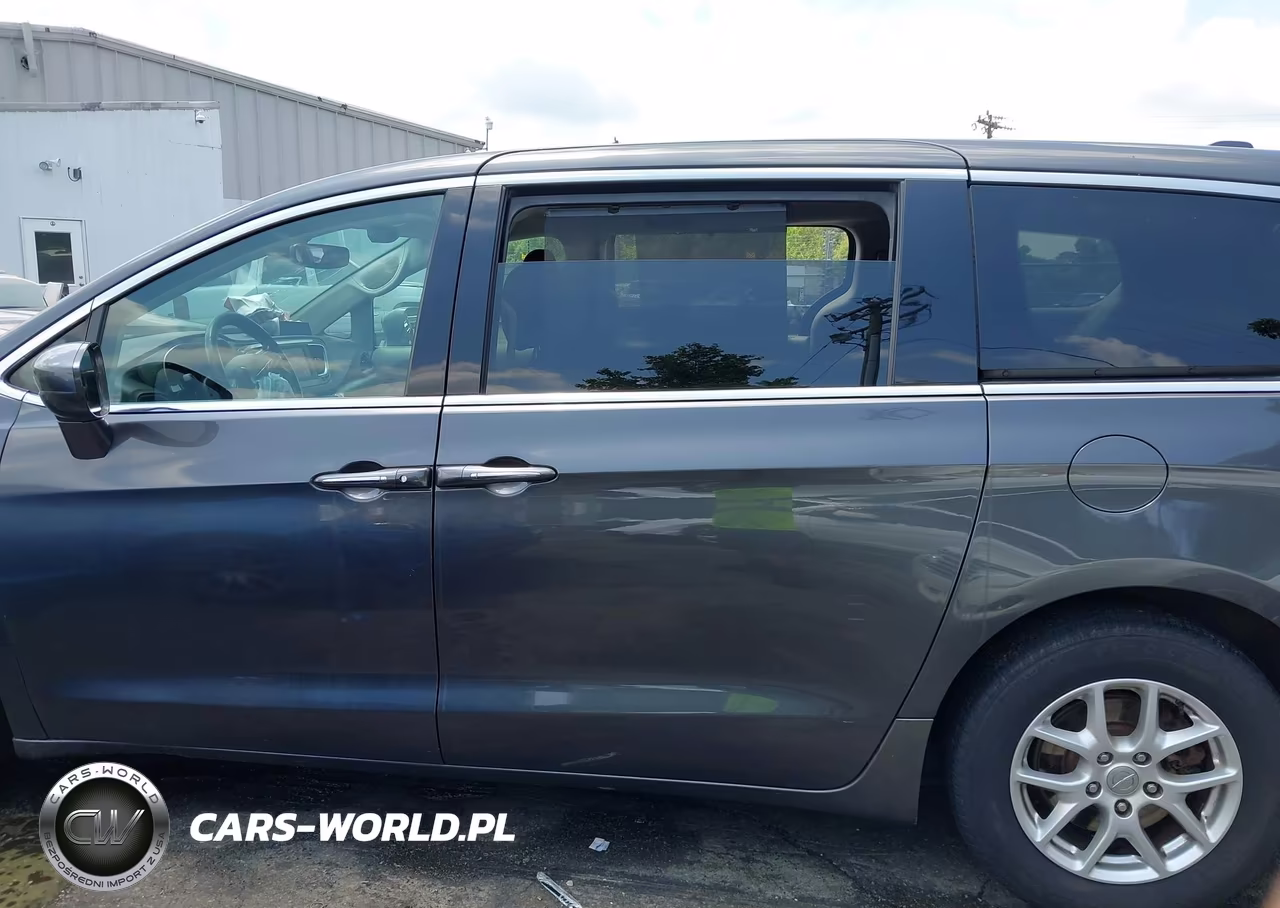 2020 Chrysler Pacifica Touring VIN:2C4RC1FG5LR158367 - 14