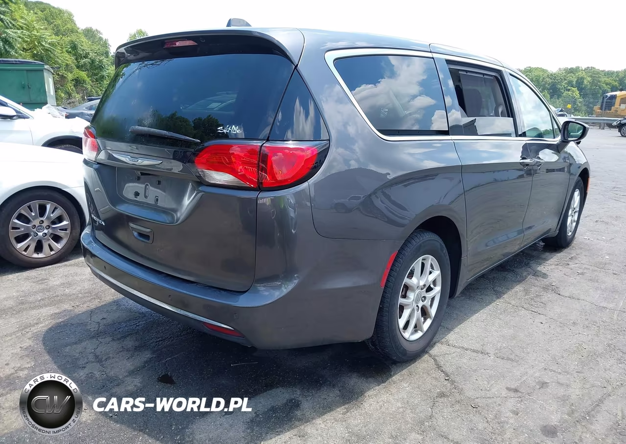 2020 Chrysler Pacifica Touring VIN:2C4RC1FG5LR158367 - 4