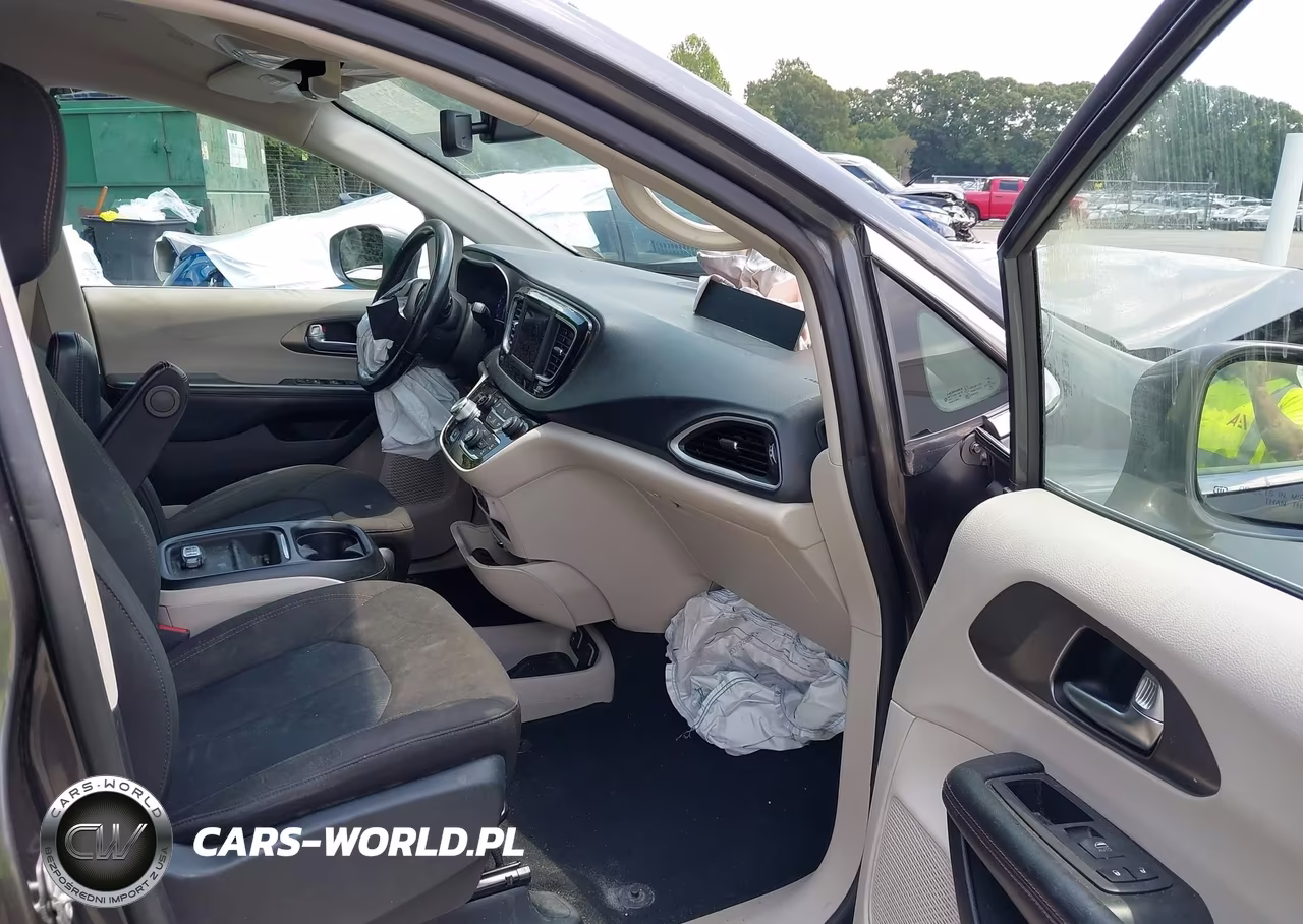 2020 Chrysler Pacifica Touring VIN:2C4RC1FG5LR158367 - 5