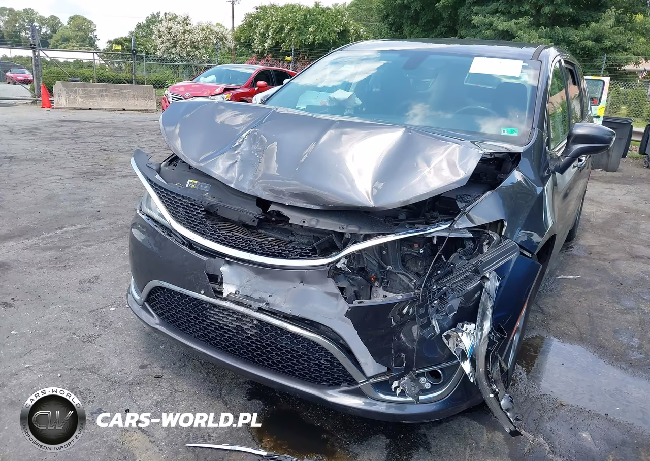 2020 Chrysler Pacifica Touring VIN:2C4RC1FG5LR158367 - 6