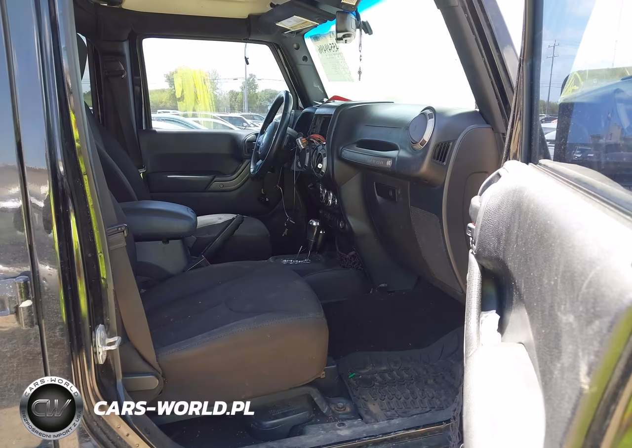 2014 Jeep Wrangler Unlimited Sport VIN:1C4BJWDG2EL244853 - 5