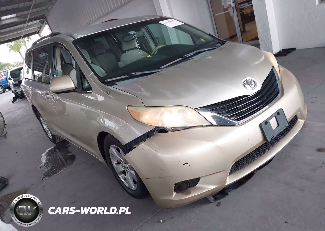 2013 Toyota Sienna Le V6 8 Passenger