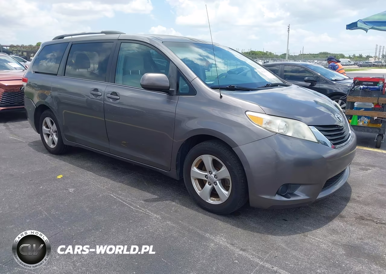 2014 Toyota Sienna Le V6 8 Passenger