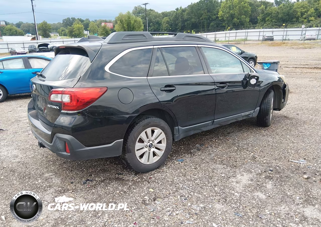 2018 Subaru Outback 2.5I Premium VIN:4S4BSACCXJ3354926 - 4