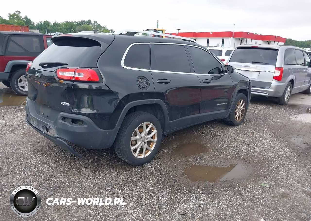 2015 Jeep Cherokee Latitude VIN:1C4PJLCBXFW730515 - 4
