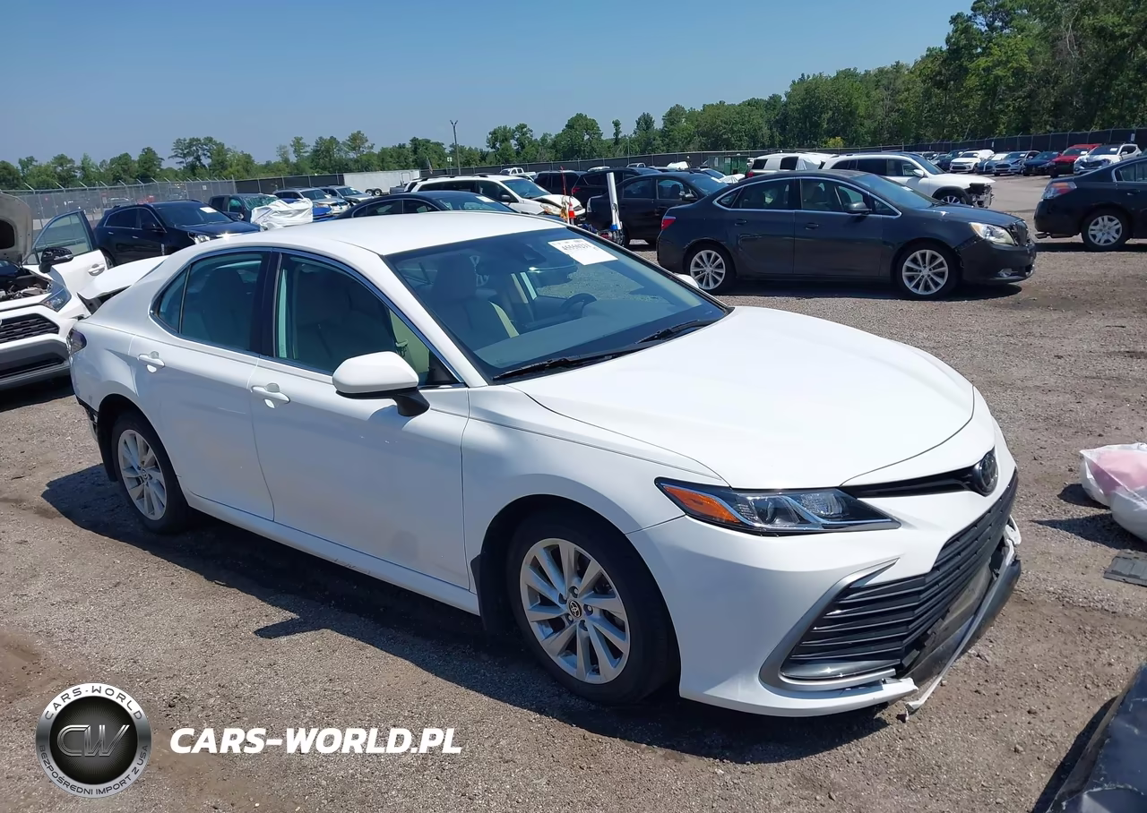 2022 Toyota Camry Le – zdjęcie 1 z 16