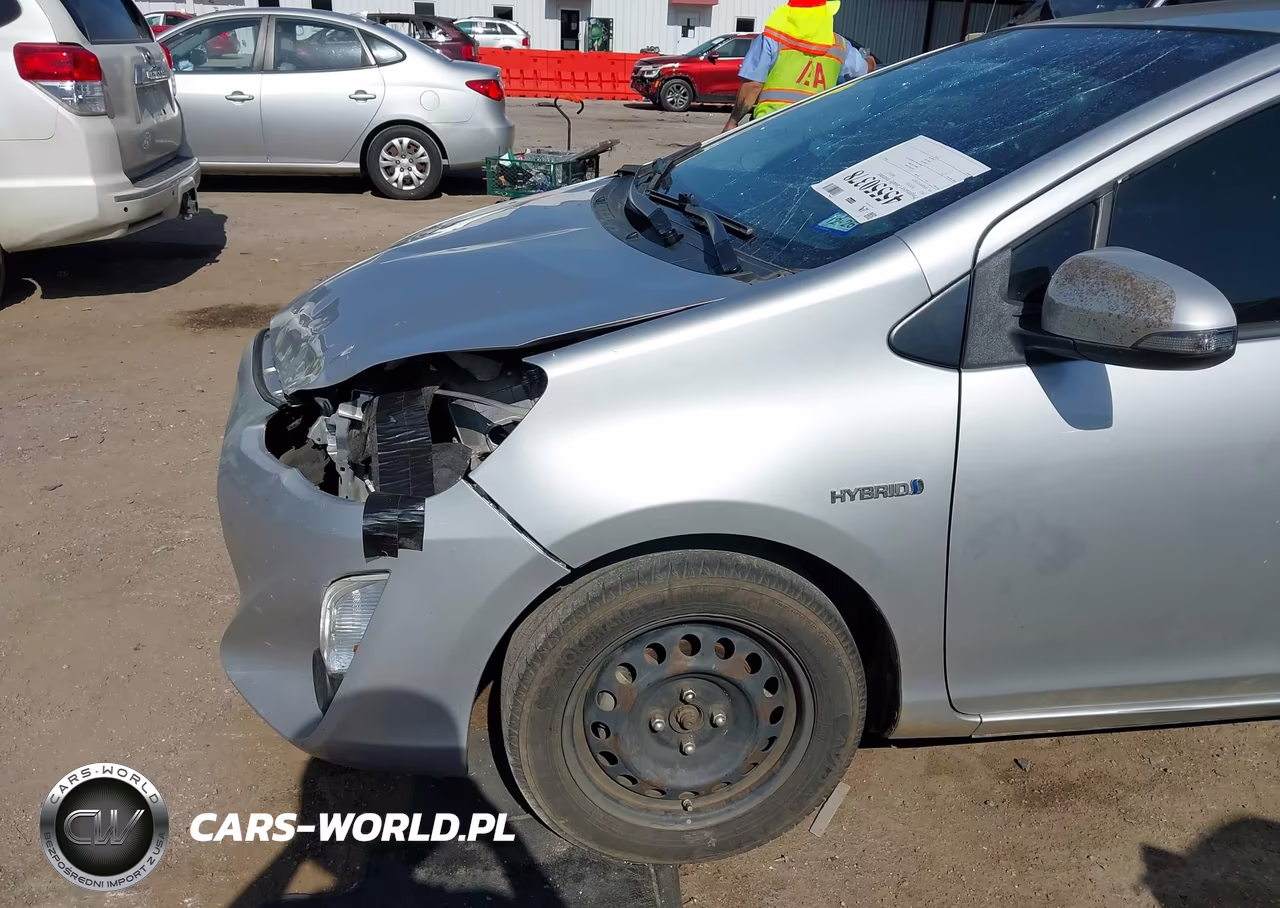 2015 Toyota Prius C Two VIN:JTDKDTB3XF1102754 - 6