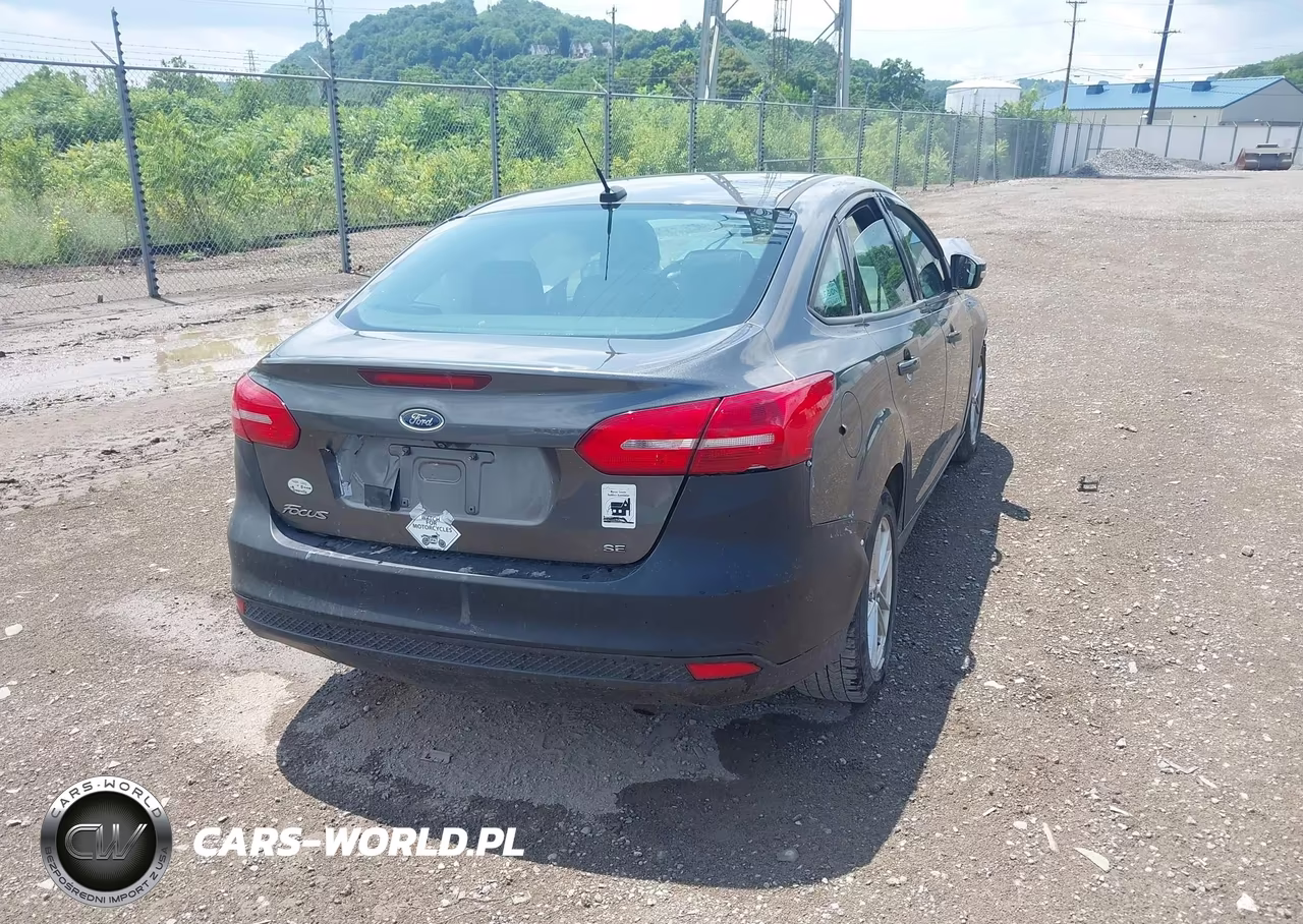 2016 Ford Focus Se VIN:1FADP3F26GL377826 - 4