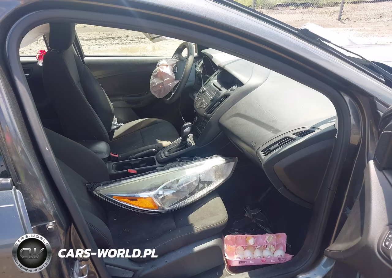 2016 Ford Focus Se VIN:1FADP3F26GL377826 - 5