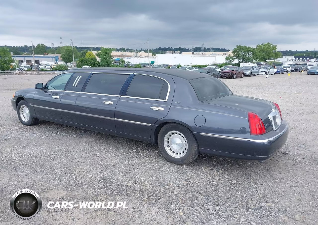 2000 Lincoln Town Car Signature VIN:1L1FM81W7YY761599 - 3