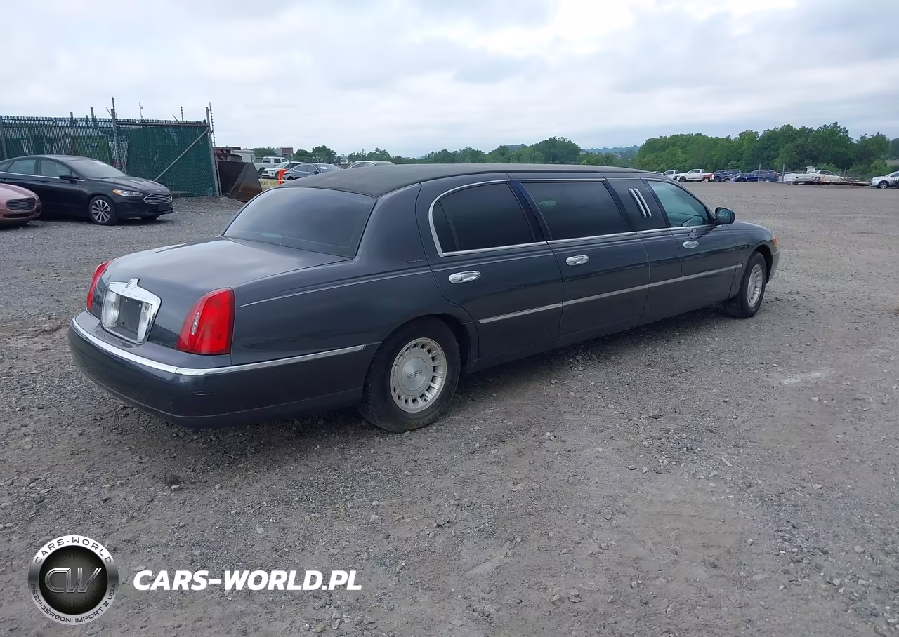 2000 Lincoln Town Car Signature VIN:1L1FM81W7YY761599 - 4