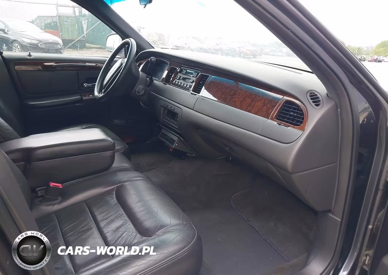 2000 Lincoln Town Car Signature VIN:1L1FM81W7YY761599 - 5