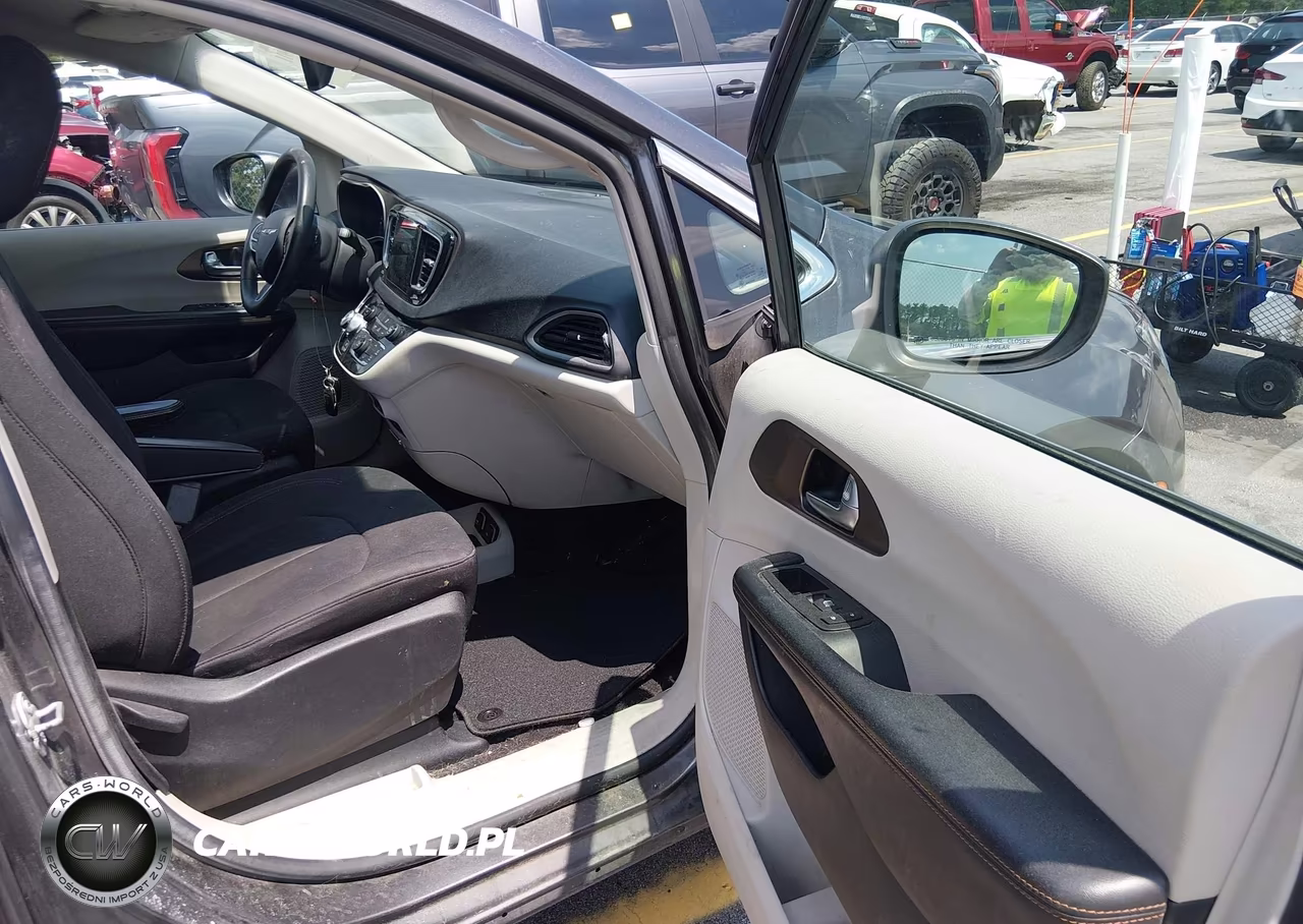 2017 Chrysler Pacifica Touring VIN:2C4RC1DG4HR512986 - 5