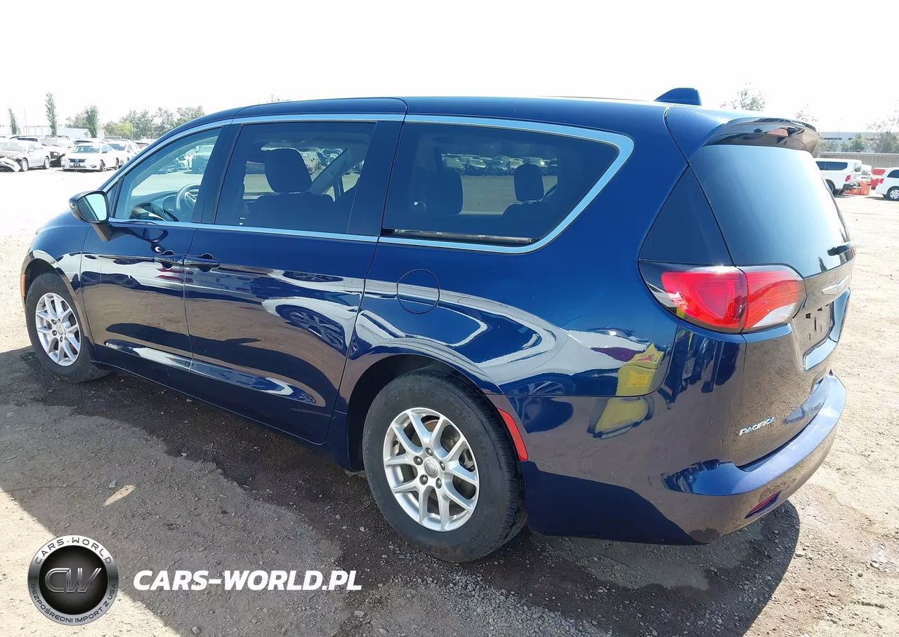 2017 Chrysler Pacifica Touring VIN:2C4RC1DG3HR756693 - 3