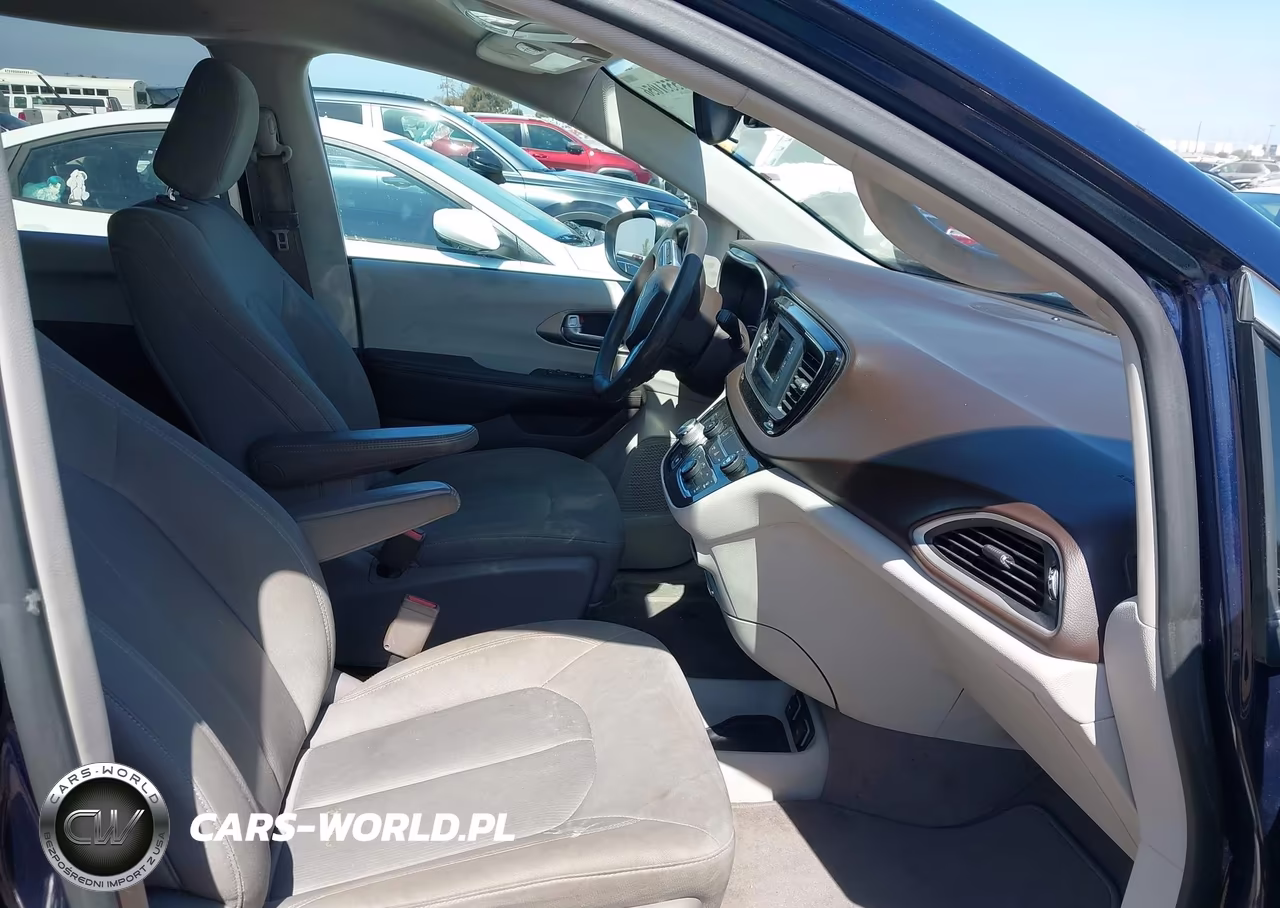 2017 Chrysler Pacifica Touring VIN:2C4RC1DG3HR756693 - 5
