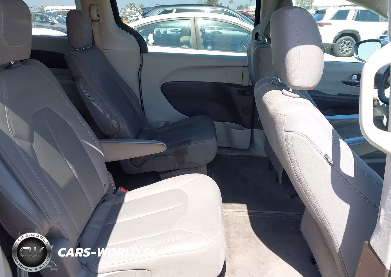 2017 Chrysler Pacifica Touring VIN:2C4RC1DG3HR756693 - 8