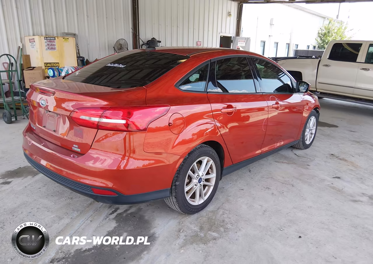 2018 Ford Focus Se VIN:1FADP3FE4JL256438 - 4