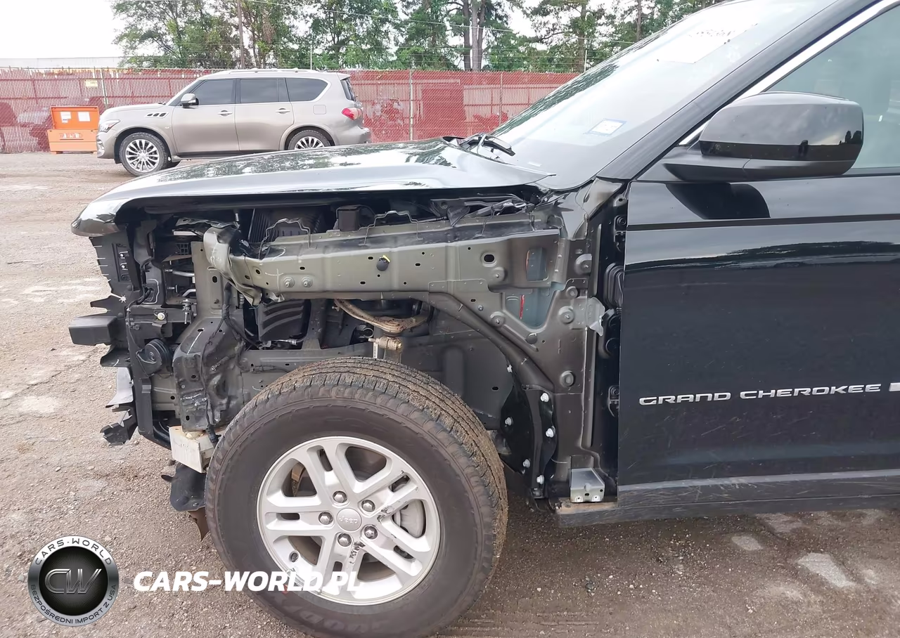 2025 Jeep Grand Cherokee Laredo 4X4 VIN:1C4RJHAG2SC304334 - 18