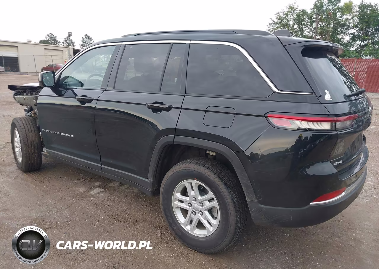 2025 Jeep Grand Cherokee Laredo 4X4 VIN:1C4RJHAG2SC304334 - 3
